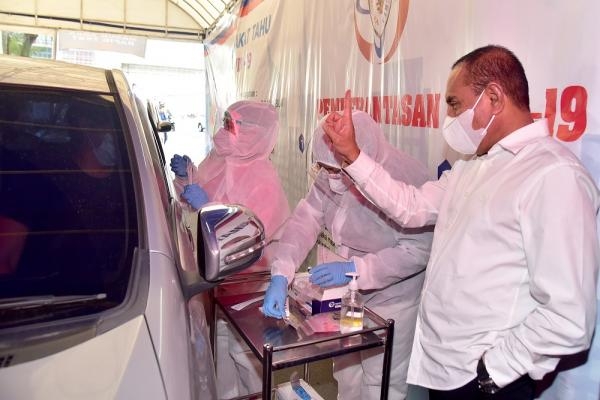 Tinjau Fasilitas Drive Thru Rapid Testdan Swab, Edy Rahmayadi : Peran Swasta Penting Tingkatkan Testing dan Tracing